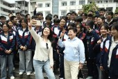 她带着500万美元，义无反顾回国