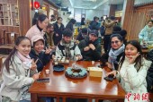 外国留学生江西九江“看见非遗”：学茶艺做陶瓷 感受非遗魅力