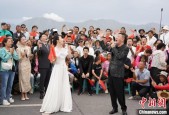 放歌新疆赛里木湖，舞台进到群众中间